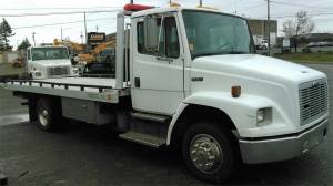 2001 Freightliner FL60 - Image 3